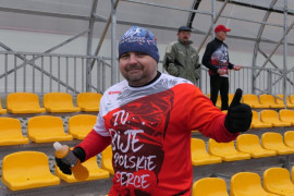 Mężczyzn w biało-czerwonej koszulce 