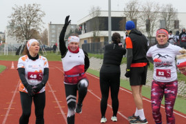 Grupa osób stojąca obok siebie