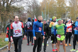 Grupa biegaczy tuż przed startem 