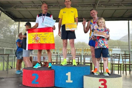 Trzej mężczyźni na podium. Pierwszy od lewej Piotr Płoskoński 