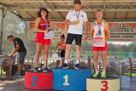 Trzej zawodnicy na podium. Pierwszy z lewej Piotr Płoskoński 