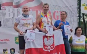 Trzej panowie na podium - uczestnicy zawodów sportowych