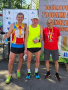 Trzech panów stoi obok siebie - zawodnicy z medalami na piersiach 