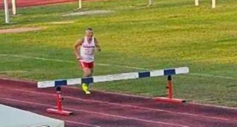Mężczyzna podczas zawodów lekkoatletycznych - bieg przez płotki