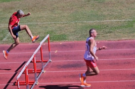 Dwaj zawodnicy podczas zawodów lekkoatletycznych 