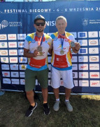 Dwaj mężczyźni w sportowych strojach stoją obok siebie