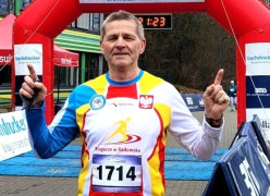 Mężczyzna w kolorowej koszulce - Piotr Płoskoński