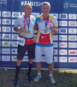 Dwaj mężczyźni w sportowych strojach stoją obok siebie 