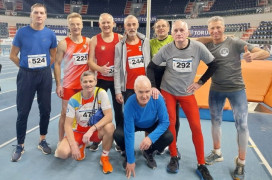 Grupa mężczyzn w sportowych strojach. Mężczyźni stoją obok siebie