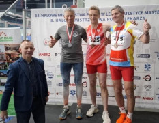 Czterej mężczyźni. Trzej stoją na podium 