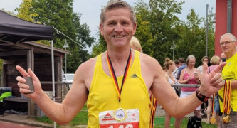 Mężczyzna w żółtym stroju sportowym 