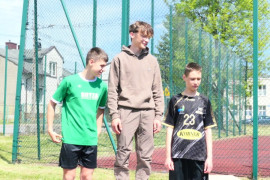 Trzej chłopcy stoją na podium 