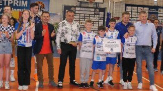 Grupa osób stojących obok siebie