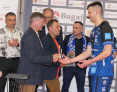 Grupa mężczyźni. Trwa wręczania statuetki  