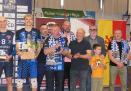 Grupa osób stojąca obok siebie