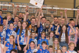 Grupa osób. Wszyscy zadowoleni. Osoby świętują awans do II ligi siatkówki mężczyzn 