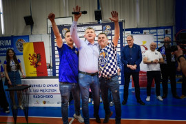 Trzech zadowolonych mężczyzn. Wszyscy mają ręce uniesione do góry