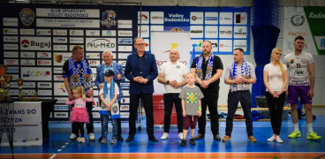 Grupa osób stoi obok siebie