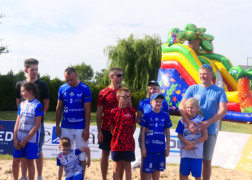 Grupa osób w sportowych strojach 