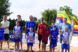 Grupa osób w sportowych strojach 