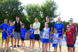 Grupa osób w sportowych strojach 