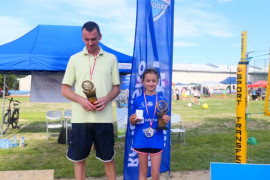 Dziewczynka z tatą na podium 