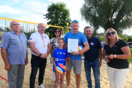 Grupa osób na boisku do plażowej piłki siatkowej 
