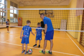 Osoby przygotowują się do gry w pikę siatkową 