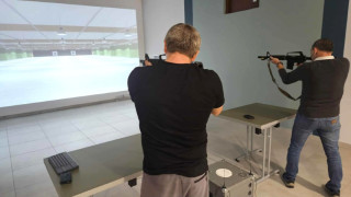 Dwaj mężczyźni podczas strzelania z broni pneumatycznej 