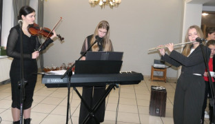 Trzy dziewczyny grają na instrumentach 