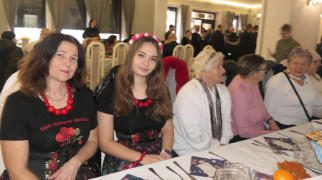 Pięć kobiet siedzi obok siebie przy stole wigilijnym 