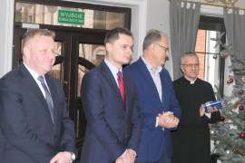 Trzech mężczyzn i ksiądz stoją obok siebie