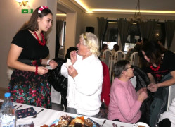 Kobiety podczas łamania się opłatkiem 
