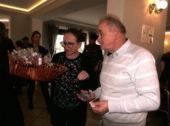 Kobieta i mężczyzna. Kobieta trzyma kosz wypełniony pierniczkami