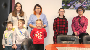 Grupa osób stojąca obok siebie