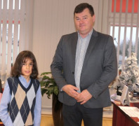 Chłopiec i mężczyzna stoją obok siebie
