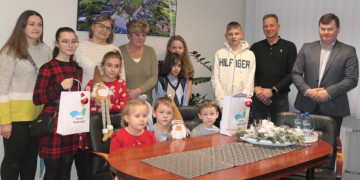 Grupa osób - laureaci konkursu bożonarodzeniowego 