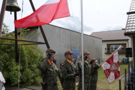 Żołnierze i poczet flagowy