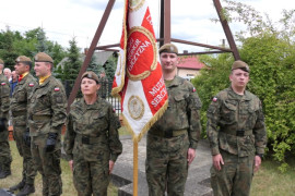 Grupa żołnierzy w mundurach