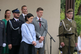 Grupa osób - uczestnicy uroczystości w Kocierzowach