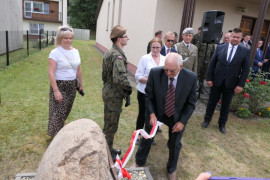 Moment odsłonięcia obelisku. Dokonuje tego starszy mężczyzna