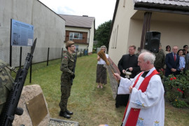 Moment poświecenia obelisku 