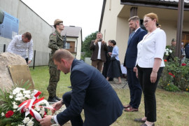 Moment składania kwiatów pod obeliskiem