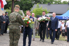 Moment przekazywania wieńca żołnierzowi 