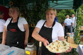 Dwie panie przedstawicielki Stowarzyszenia "Kobiet Kietlina" prezentują konkursową potrawę: pierogi