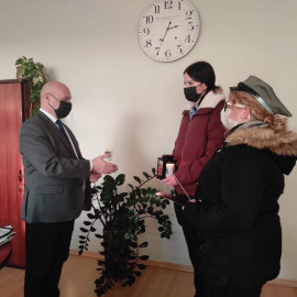 Wójt i harcerki