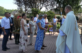 Moment poświecenia dożynkowego chleba przez kapłana 