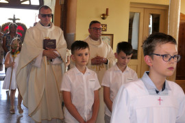 Ksiądz i ministranci wchodzą uroczyście do kościoła 
