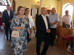 Uczestnicy dożynek wchodzą do kościoła