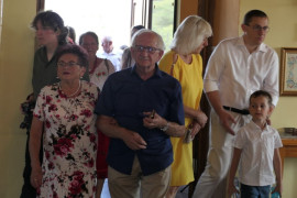 Wierni wchodzą do kościoła